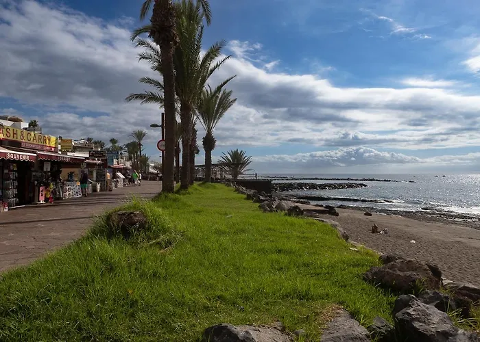 Detached 3-story Home, Seafront And Apartamento