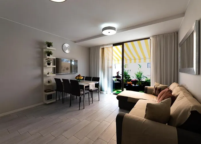 Detached 3-story Home, Seafront And Apartamento Playa de las Américas