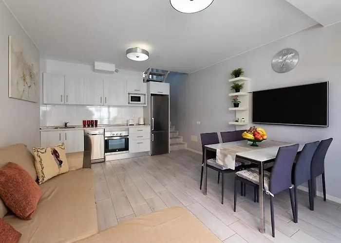 Detached 3-story Home, Seafront And Apartamento *