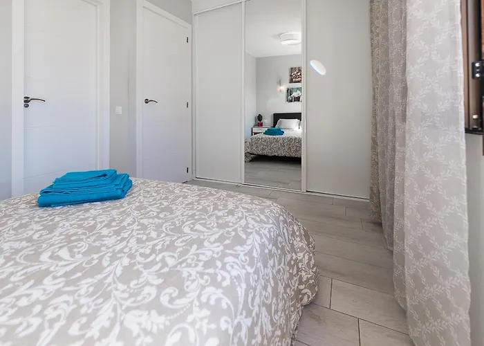 Detached 3-story Home, Seafront And Apartamento *