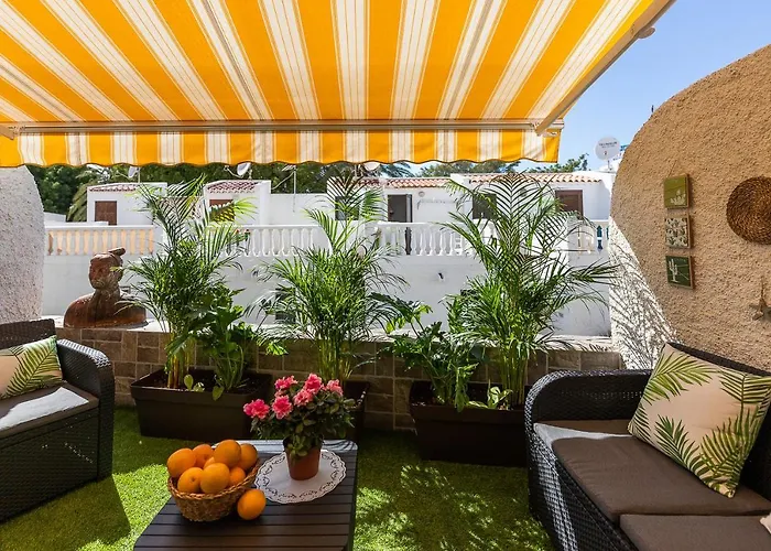 Detached 3-story Home, Seafront And Apartamento