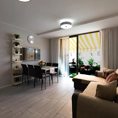 Detached 3-story Home, Seafront And Apartmán Playa de las Americas (Tenerife)