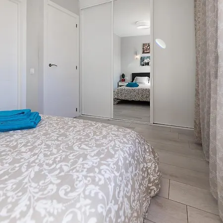 Detached 3-Story Home, Seafront And Central Apartment *