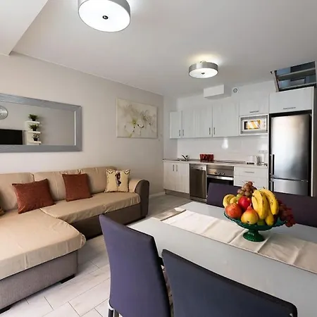 Detached 3-story Home, Seafront And Apartmán