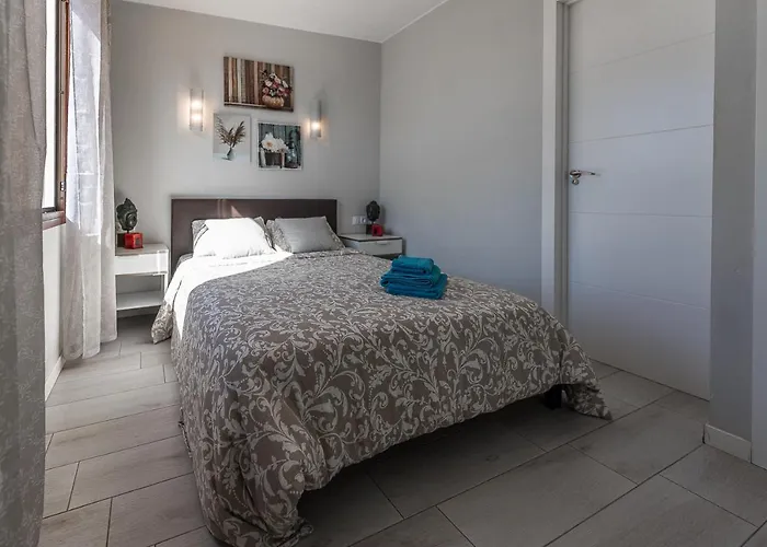 Detached 3-story Home, Seafront And * 美洲海滩