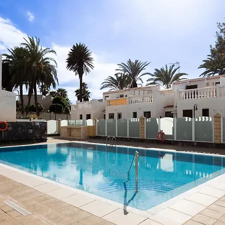 Detached 3-story Home, Seafront And شقة