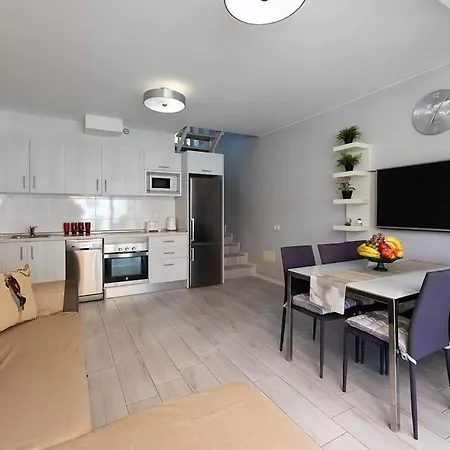 Detached 3-story Home, Seafront And Apartmán *