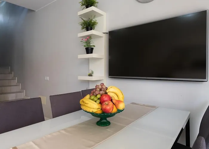 Detached 3-story Home, Seafront And Апартаменты *