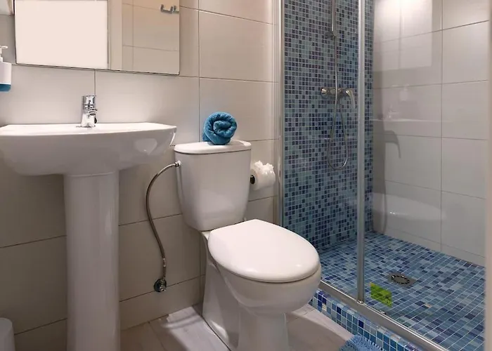 Апартаменты Detached 3-story Home, Seafront And *